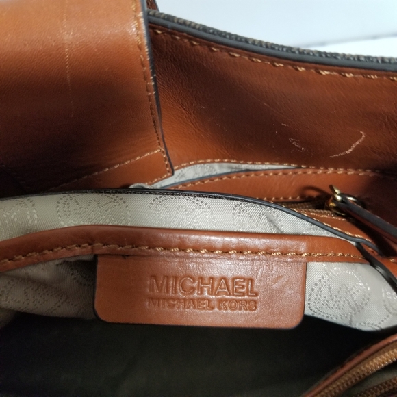 Michael Kors Hamilton bag w/cross body strap - Picture 7 of 12